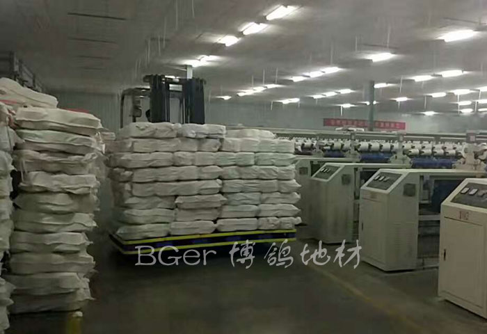 紡織廠生產(chǎn)車間搬貨托盤,叉車搬運貨物塑料托盤