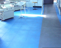 工業廠房地面處理材料，藍色和灰色工業地板磚鋪裝風格