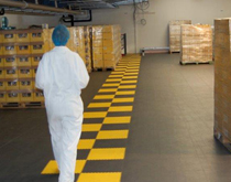 如何避免在工作場(chǎng)所滑倒和絆倒，選擇合適的地面防滑處理材料措施